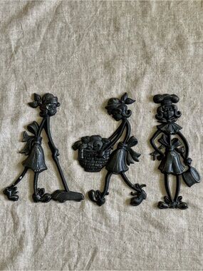 1971 Sexton metal wall decor Women Doing Chores